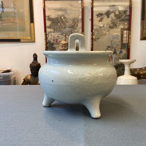 Een grote Chinese blanc de Chine wierookbrander met houten sokkel en deksel met jade dekselknop, 18/19e eeuw — foto 11