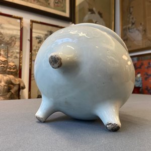 Een grote Chinese blanc de Chine wierookbrander met houten sokkel en deksel met jade dekselknop, 18/19e eeuw — foto 15