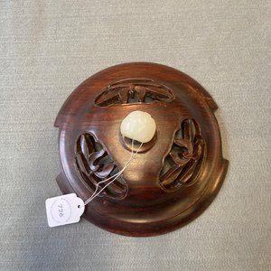 Een grote Chinese blanc de Chine wierookbrander met houten sokkel en deksel met jade dekselknop, 18/19e eeuw — foto 16