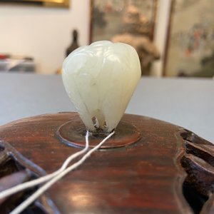 Een grote Chinese blanc de Chine wierookbrander met houten sokkel en deksel met jade dekselknop, 18/19e eeuw — foto 17