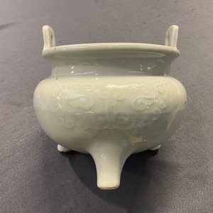 Een grote Chinese blanc de Chine wierookbrander met houten sokkel en deksel met jade dekselknop, 18/19e eeuw — foto 18