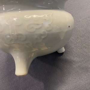 Een grote Chinese blanc de Chine wierookbrander met houten sokkel en deksel met jade dekselknop, 18/19e eeuw — foto 20