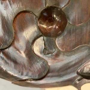 Een grote Chinese blanc de Chine wierookbrander met houten sokkel en deksel met jade dekselknop, 18/19e eeuw — foto 30