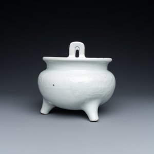 Een grote Chinese blanc de Chine wierookbrander met houten sokkel en deksel met jade dekselknop, 18/19e eeuw — foto 3