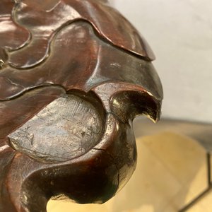 Een grote Chinese blanc de Chine wierookbrander met houten sokkel en deksel met jade dekselknop, 18/19e eeuw — foto 31