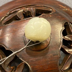 Een grote Chinese blanc de Chine wierookbrander met houten sokkel en deksel met jade dekselknop, 18/19e eeuw — foto 34