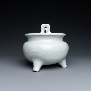 Een grote Chinese blanc de Chine wierookbrander met houten sokkel en deksel met jade dekselknop, 18/19e eeuw — foto 5