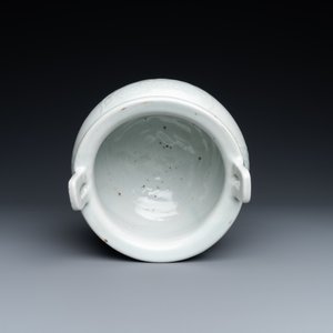 Een grote Chinese blanc de Chine wierookbrander met houten sokkel en deksel met jade dekselknop, 18/19e eeuw — foto 6