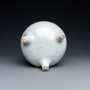 Een grote Chinese blanc de Chine wierookbrander met houten sokkel en deksel met jade dekselknop, 18/19e eeuw — foto 7