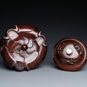 Een grote Chinese blanc de Chine wierookbrander met houten sokkel en deksel met jade dekselknop, 18/19e eeuw — foto 8
