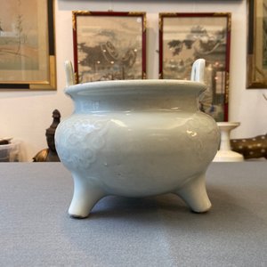 Een grote Chinese blanc de Chine wierookbrander met houten sokkel en deksel met jade dekselknop, 18/19e eeuw — foto 10