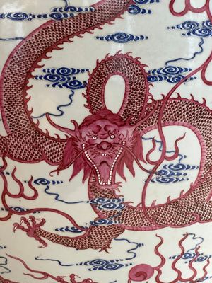 Een grote Chinese blauw- en roze geëmailleerde vissenkom met 'draken', 19/20e eeuw — foto 9