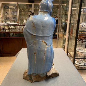 Een grote Chinese blauw-geglazuurde Shiwan aardewerken figuur van een onsterfelijke, 19e eeuw — foto 25