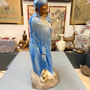 Een grote Chinese blauw-geglazuurde Shiwan aardewerken figuur van een onsterfelijke, 19e eeuw — foto 26