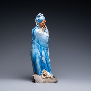 Een grote Chinese blauw-geglazuurde Shiwan aardewerken figuur van een onsterfelijke, 19e eeuw — foto 3
