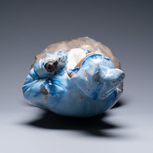 Een grote Chinese blauw-geglazuurde Shiwan aardewerken figuur van een onsterfelijke, 19e eeuw — foto 6