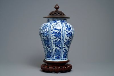 Een grote Chinese blauw-witte balustervaas met houten deksel en sokkel, Kangxi