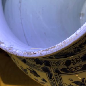 Een grote Chinese blauw-witte balustervaas met houten deksel en sokkel, Kangxi — foto 14