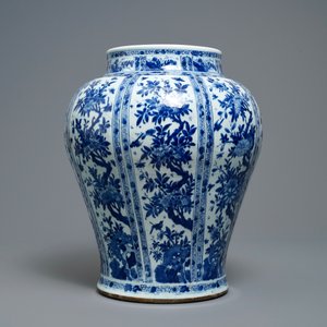 Een grote Chinese blauw-witte balustervaas met houten deksel en sokkel, Kangxi — foto 3