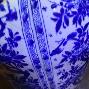 Een grote Chinese blauw-witte balustervaas met houten deksel en sokkel, Kangxi — foto 10