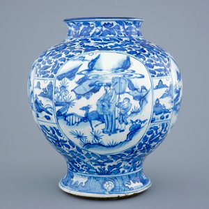 Een grote Chinese blauw-witte balustervormige vaas met figuratief decor, Ming Dynastie — foto 1
