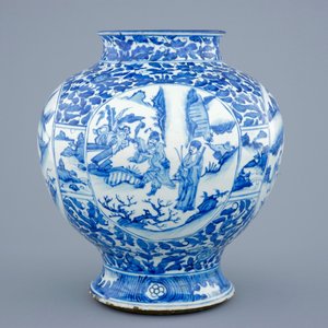 Een grote Chinese blauw-witte balustervormige vaas met figuratief decor, Ming Dynastie — foto 3
