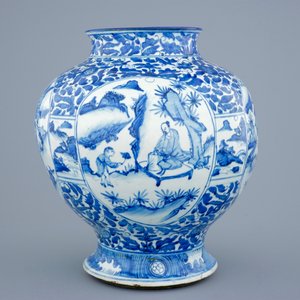 Een grote Chinese blauw-witte balustervormige vaas met figuratief decor, Ming Dynastie — foto 4