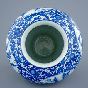 Een grote Chinese blauw-witte balustervormige vaas met figuratief decor, Ming Dynastie — foto 5