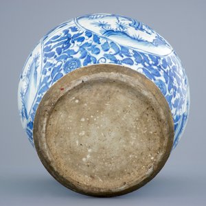 Een grote Chinese blauw-witte balustervormige vaas met figuratief decor, Ming Dynastie — foto 6