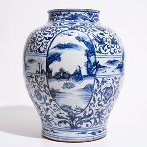 Een grote Chinese blauw-witte balustervormige vaas met figuratief decor, Ming, Wanli — foto 1