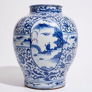 Een grote Chinese blauw-witte balustervormige vaas met figuratief decor, Ming, Wanli — foto 3