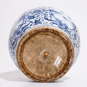 Een grote Chinese blauw-witte balustervormige vaas met figuratief decor, Ming, Wanli — foto 6