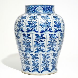 Een grote Chinese blauw-witte balustervormige vaas met floraal decor, Kangxi — foto 1