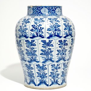 Een grote Chinese blauw-witte balustervormige vaas met floraal decor, Kangxi — foto 3