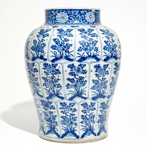 Een grote Chinese blauw-witte balustervormige vaas met floraal decor, Kangxi — foto 4