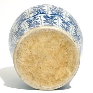 Een grote Chinese blauw-witte balustervormige vaas met floraal decor, Kangxi — foto 6