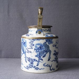Een grote Chinese blauw-witte 'Bleu de Hue' theepot met kylins voor de Vietnamese markt, 19e eeuw — foto 11