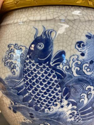 Een grote Chinese blauw-witte craquelé 'karpers' vaas met uitzonderlijke vergulde bronzen monturen, 18/19e eeuw — foto 6