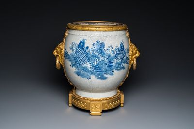 Een grote Chinese blauw-witte craquelé 'karpers' vaas met uitzonderlijke vergulde bronzen monturen, 18/19e eeuw
