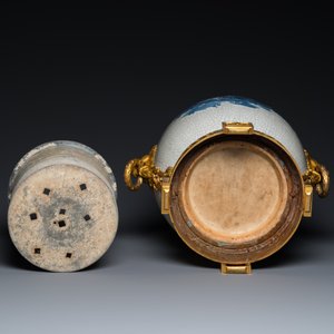Een grote Chinese blauw-witte craquelé 'karpers' vaas met uitzonderlijke vergulde bronzen monturen, 18/19e eeuw — foto 7