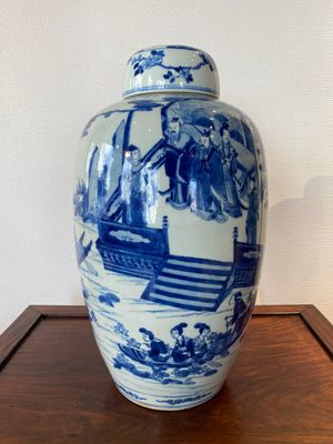 Een grote Chinese blauw-witte dekselpot met verhalend decor, 19e eeuw — foto 1