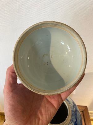 Een grote Chinese blauw-witte dekselpot met verhalend decor, 19e eeuw — foto 7