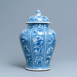 Een grote Chinese blauw-witte dekselvaas, Kangxi — foto 4
