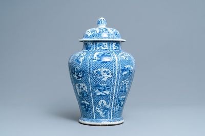 Een grote Chinese blauw-witte dekselvaas, Kangxi