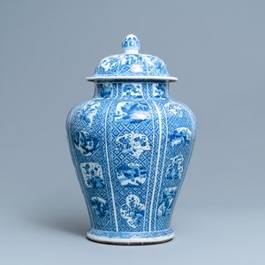 Een grote Chinese blauw-witte dekselvaas, Kangxi — foto 1