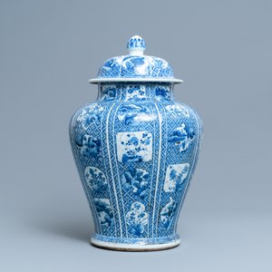 Een grote Chinese blauw-witte dekselvaas, Kangxi — foto 3