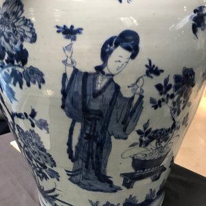 Een grote Chinese blauw-witte dekselvaas, Kangxi — foto 17