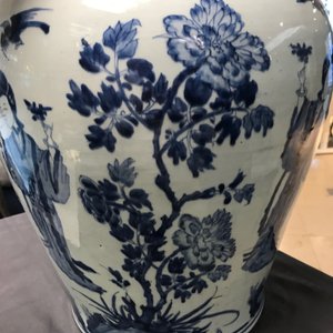Een grote Chinese blauw-witte dekselvaas, Kangxi — foto 18