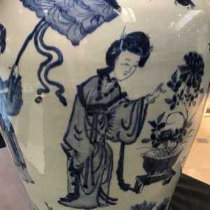 Een grote Chinese blauw-witte dekselvaas, Kangxi — foto 21