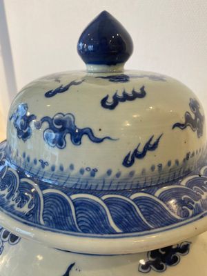 Een grote Chinese blauw-witte dekselvaas met draken, 19e eeuw — foto 6